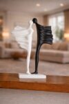 Modern Abstract Kissing Couple Statue – Black & White Minimalist Resin Figurine for Home Decor
